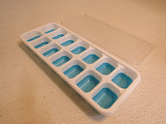 Standard Ice Cube Tray With Lid 14 Cubes White/Blue -- New