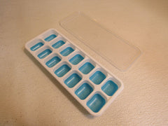 Standard Ice Cube Tray With Lid 14 Cubes White/Blue -- New