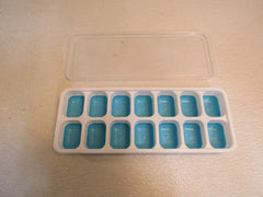 Standard Ice Cube Tray With Lid 14 Cubes White/Blue -- New