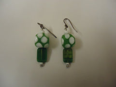 Designer Fashion Earrings Drop/Dangle Female Adult Green/White/Silver -- Used