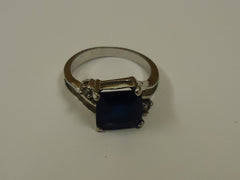 Designer Fashion Ring Solitaire Size 6 1/2 Faux Gem Female Adult Metallic/Blacks -- Used