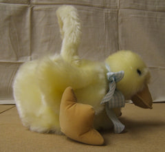 Generic Easter Basket Baby Duck 10in x 9in x 9in DB1234 * Fabric Wicker -- Used